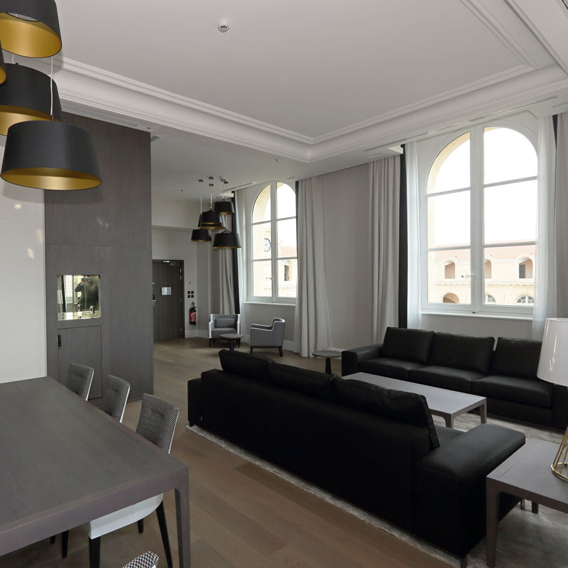 Le projet de reconversion de l'Hôtel-Dieu de Marseille en hôtel de luxe comprend la restauration des parties classées et la construction de 194 chambres