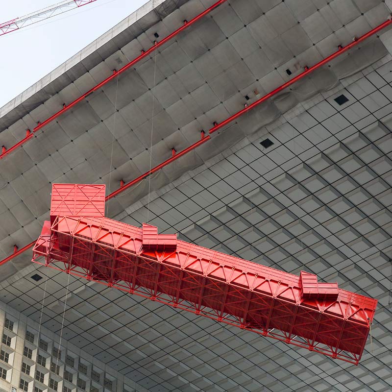 Pour rénover les façades de la Grande Arche de La Défense, des nacelles spéciales ont été utilisées © L. Blossier