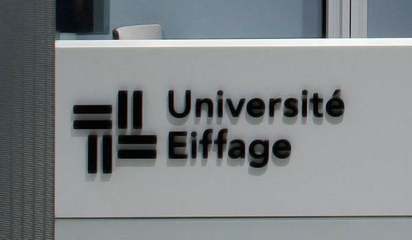 logo de l’université Eiffage à l’entrée de locaux