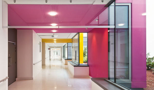 intérieur coloré d’un couloir d’hôpital
