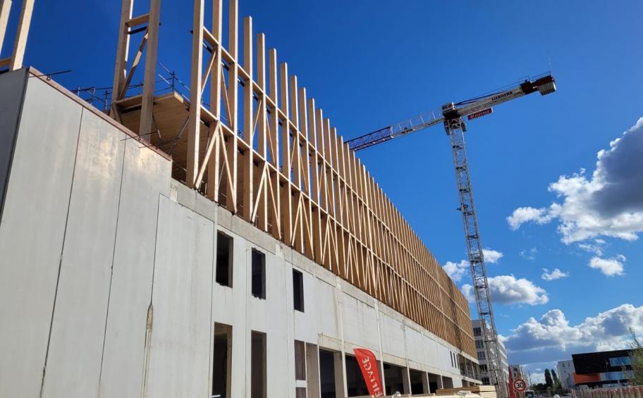 Eiffage Construction installs the last wooden elements of the Danone Research & Development Centre in Gif-sur-Yvette