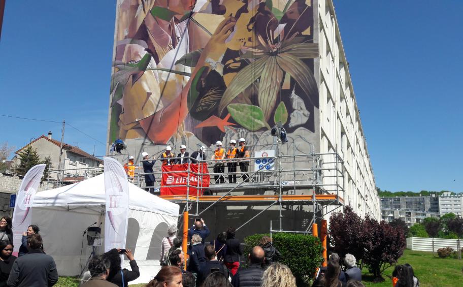 First brush on the murals of the 1096 housing units to be rehabilitated for Versailles Habitat
