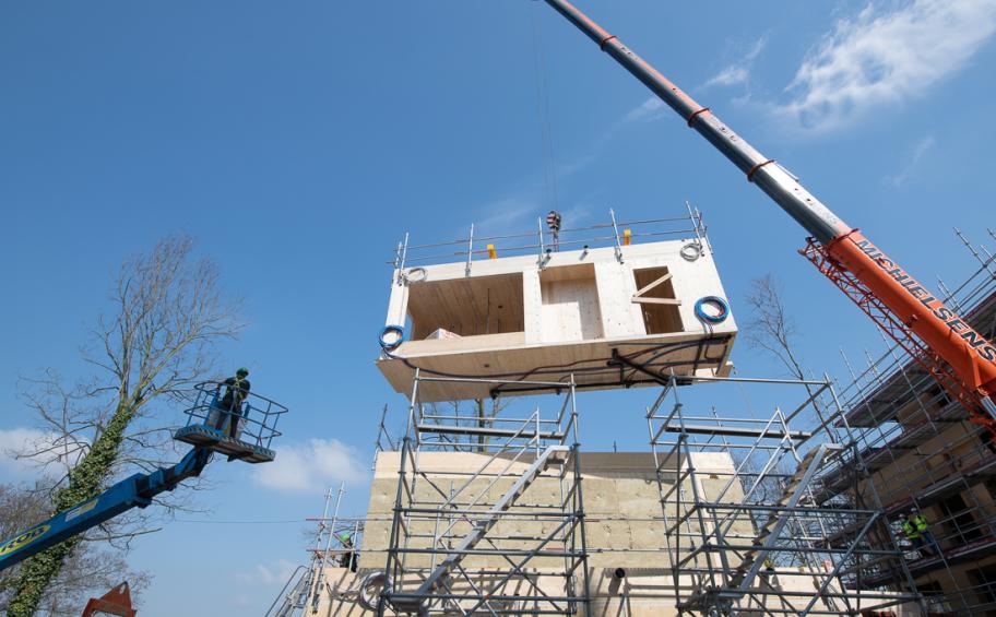 VALENS (Eiffage Benelux) réalise une première dans le logement social en installant des pavillons modulaires bois