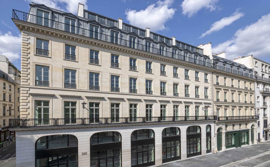 Nos équipes Pradeau Morin ont mené des travaux de restructuration lourde au 10/12 place de la Bourse à Paris, mêlant conservation du patrimoine architectural et performances énergétiques
