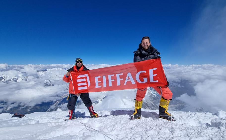 Léo Sensi et Guillaume Boudet, collaborateurs d’Eiffage Construction et d’Eiffage Métal, au sommet de l’Himalaya !