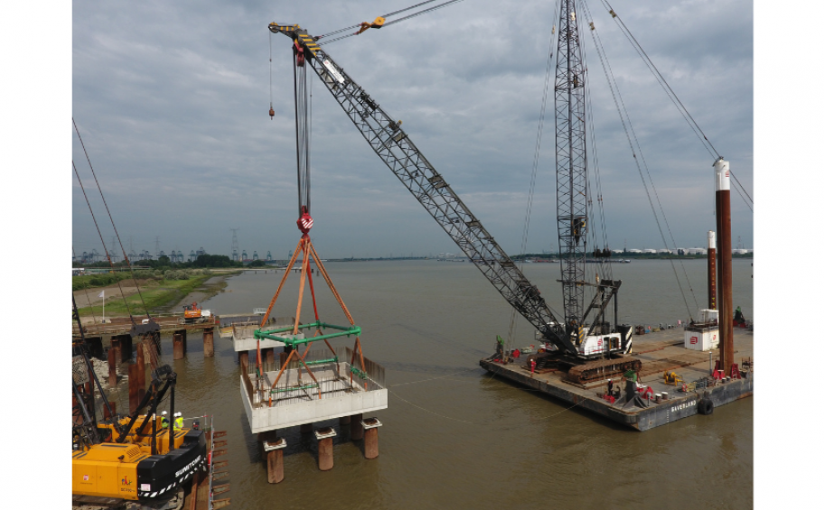 Eiffage crews erect 192-metre high-voltage towers on the River Escaut in Antwerp