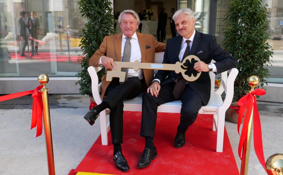 presents the keys to the «Home Of Chocolate» to Lindt & Sprüngli, a major milestone in the history of Swiss chocolate