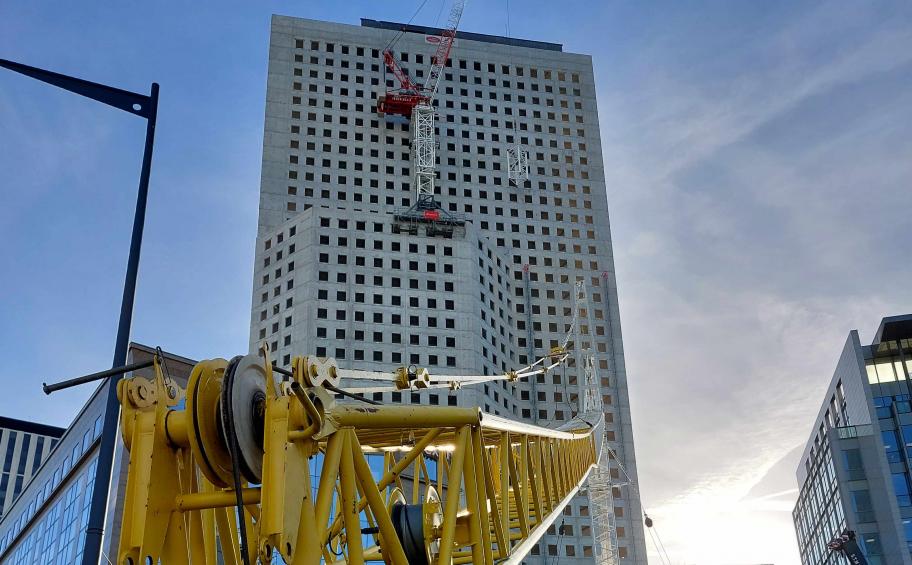 Eiffage Construction installe une grue à tour au 26e étage de la Tour HOPEN à Paris - La Défense