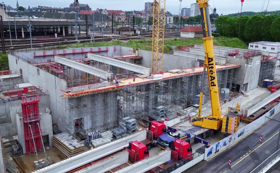 Eiffage Construction pose des poutres de 35 t sur le chantier du Centre des Congrès à Metz