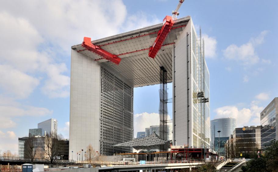 Deux passerelles suspendues à la Grande Arche de La Défense par Eiffage Construction