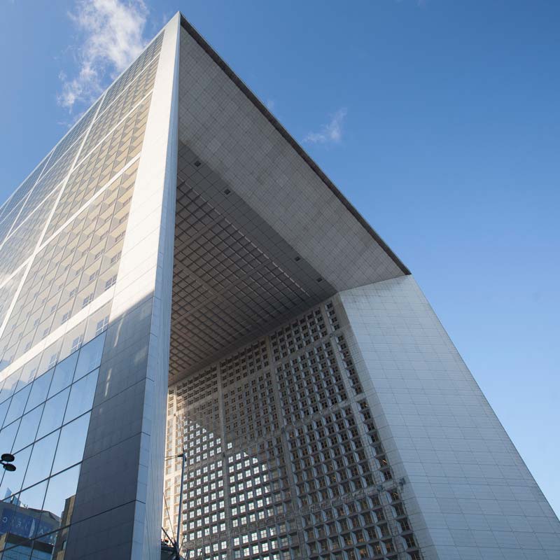Après 26 ans de bons et loyaux services, la décision a été prise en 2014 de rénover la paroi sud, ses bureaux et le toit de la Grande Arche de La Défense