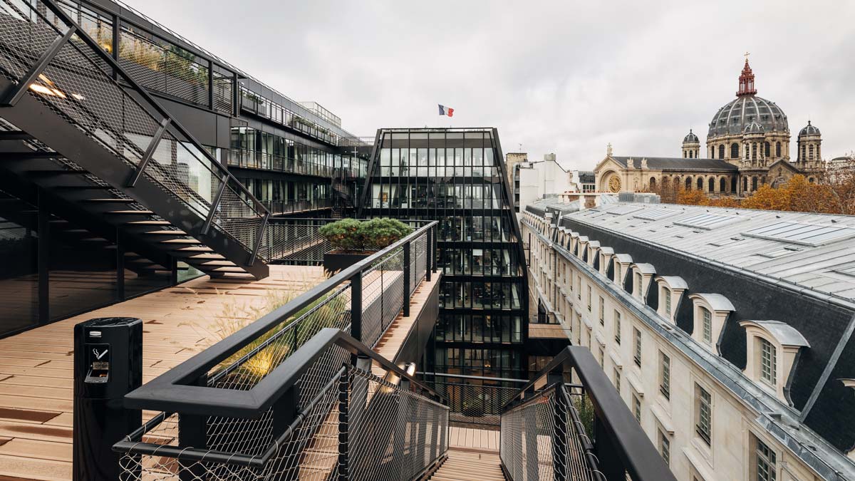 Le nouveau pavillon de l'ensemble de bureaux Paris-Laborde côtoie l'ancienne caserne de la Pépinière réhabilitée pour cet usage.