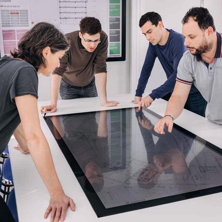 Les collaborateurs d'Eiffage utilisent la salle de pilotage numérique pour mener et suivre le chantier du complexe de bureaux Paris-Laborde