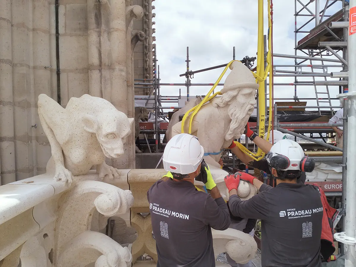 Les compagnons Pradeau Morin sur le chantier de Notre Dame de Paris