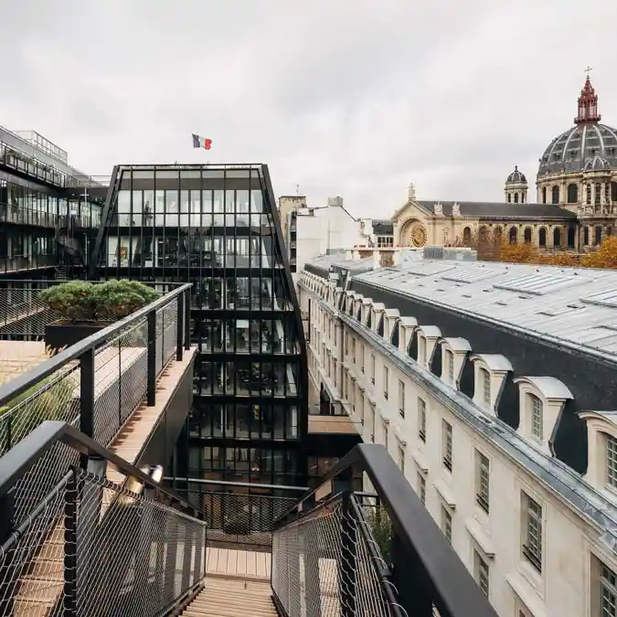 Transformation of a former royal barracks into an office complex