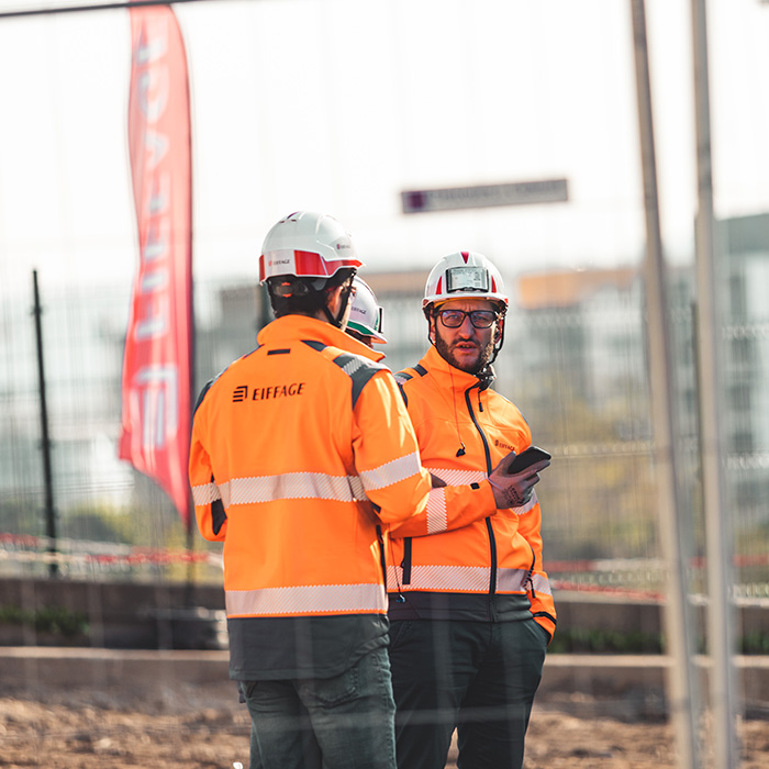 Des compagnons Eiffage Construction Travaux & Services sur un chantier
