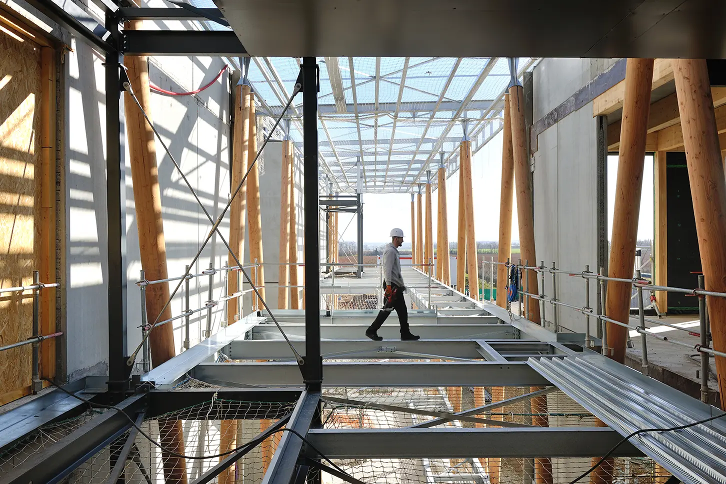 A construction method combining wood, concrete and metal