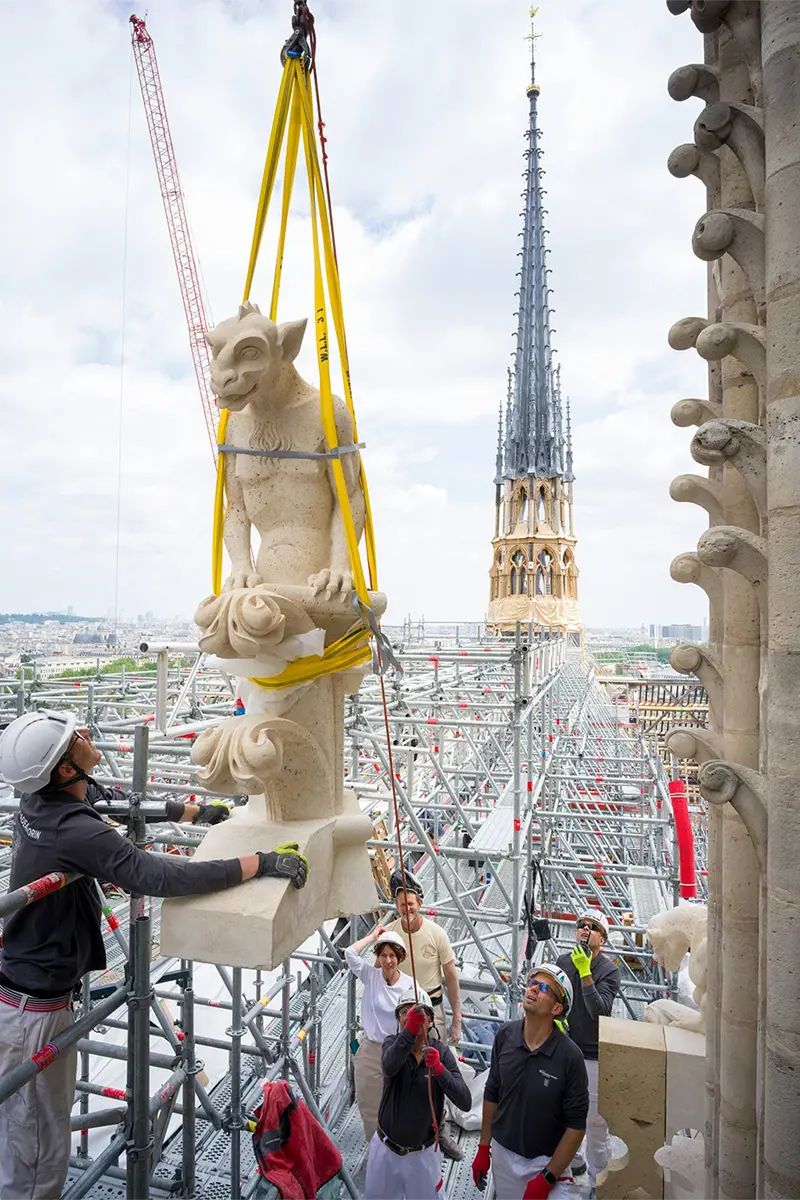 Pose d'une gargouille sur la cathédrale Notre-Dame de Paris par les équipes de Pradeau Morin
